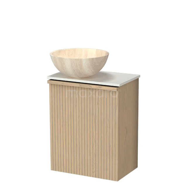 Houten badkamermeubel met witte marmeren blad en ronde waskom, ideaal voor een stijlvolle en natuurlijke badkamer inrichting.