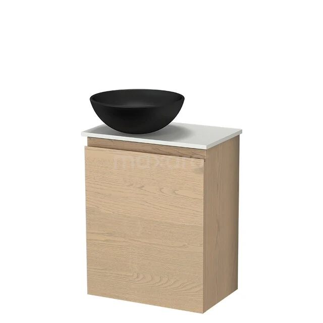 Hölzernes Badezimmermöbel mit schwarzem komforbigem Waschbecken und weißer Platte, ideal für moderne Bäder.