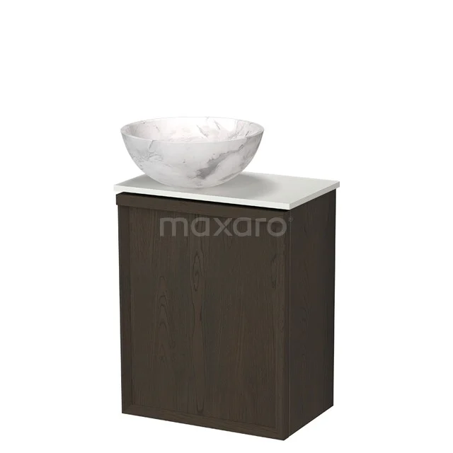 Dunkelholzbadezimmer mit weißem Marmoraufsatzwaschbecken, modernes Design mit kompaktem Format, ideal für stilvolle Bäder.