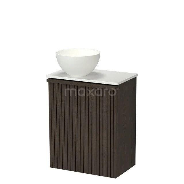 Dunkler Holz-Badschrank mit Rippmuster, weißem Waschbecken und marmorierter Platte, perfekt für einen modernen Badezimmerstil.