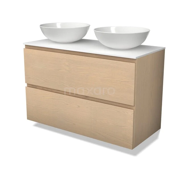 Houten badkamermeubel met twee witte waskommen, minimalistisch design en dubbele lades voor extra opbergruimte.