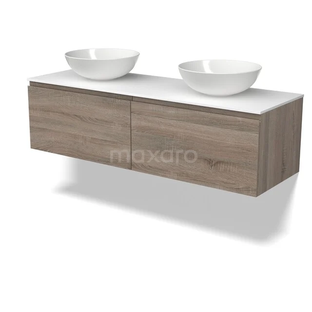 Houten badkamermeubel met twee witte waskommen, zwevend ontwerp en natuurlijke houtlook voor moderne badkamers.