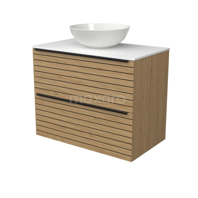 Hölzernes Badezimmermöbel mit horizontalen Latten, weißem Aufsatzwaschbecken und klarem Design, ideal für moderne Badezimmergestaltung.