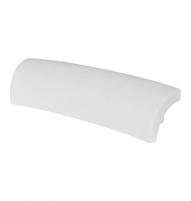 Weiße gebogene Acryl-Badewannenrand, ideal als Badaccessoire für Komfort und Stil im Badezimmer.