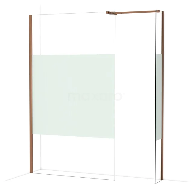 Douchewand met koperkleurige profielen, deels mat glas en strakke vorm voor een moderne badkamerstijl.