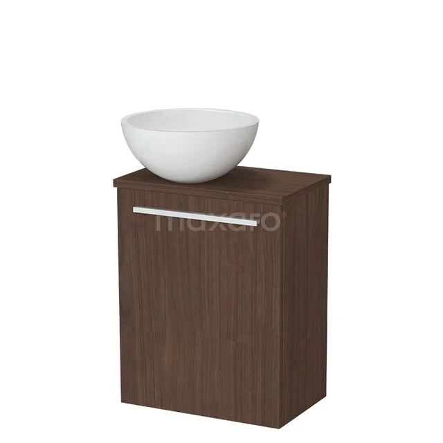 Houten badkamermeubel met waskom, donkerbruin eikenhout, compact ontwerp met chromen handgreep, ideaal voor moderne badkamers.