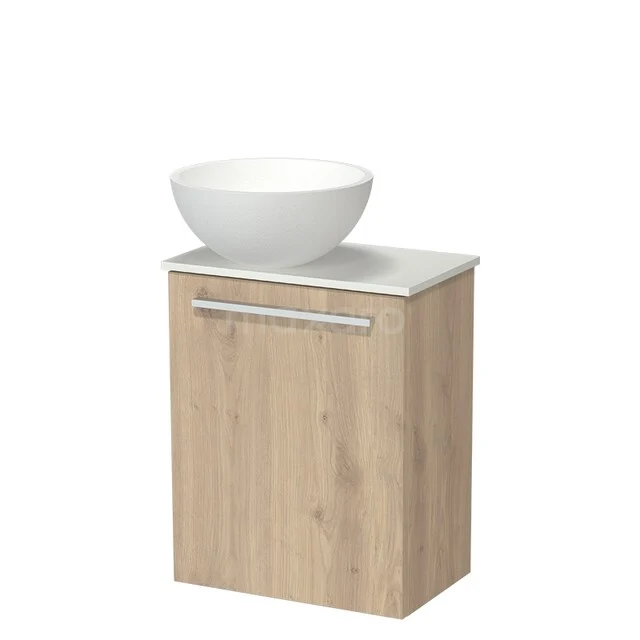 Hölzernes Badezimmermöbel mit weißer Waschbecken, kompaktes Design, perfekt für kleine Bäder.