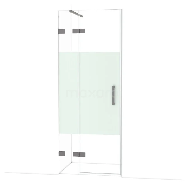 Douchewand helder glas met matte strook, hoekopstelling, RVS scharnieren, stijlvol design voor een moderne badkamer.