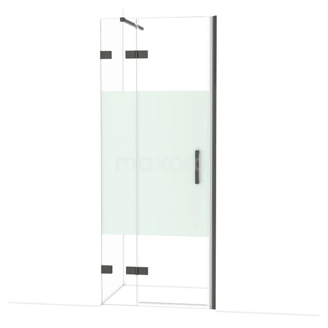 Glazen douchedeur met matte strook, zwart profiel en metalen handgreep; ideaal voor een moderne badkamerstijl.