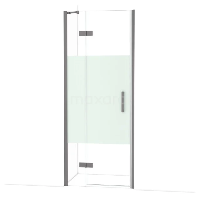 Glazen douchedeur met scharnieren, deels matglas, slank chromen frame en handgreep; modern design voor de badkamer.