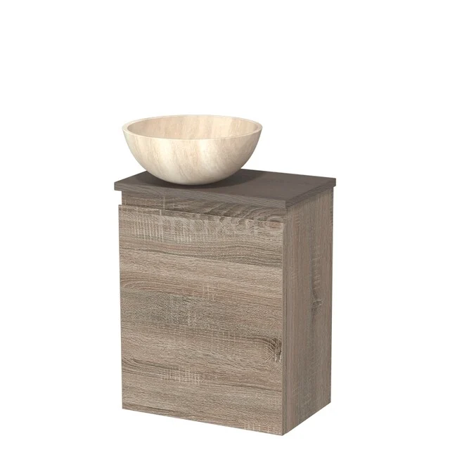 Houten badkamermeubel met plank in natuurlijke houtlook en keramische opzetwaskom in beige tint.