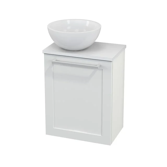 Weißes Badmöbel mit Retro-Paneelen, porzellan Aufsatzwaschbecken und schickem Haltegriff, perfekt für einen klassischen Badezimmerstil.