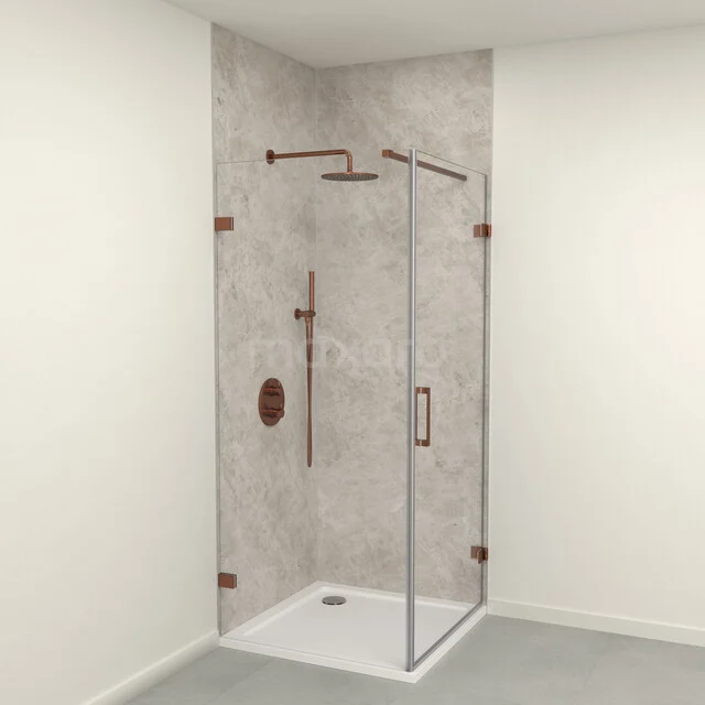 Moderne inloopdouche met glazen wand, roségouden accessoires en een stijlvolle betegeling in neutrale tinten.