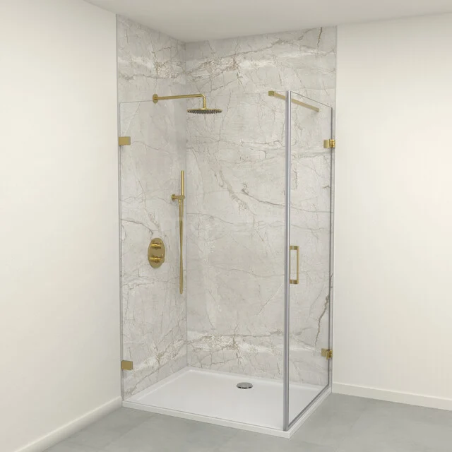 Moderne glazen douchecabine met gouden accessoires en marmeren achterwand, ideaal voor een luxe badkamer.