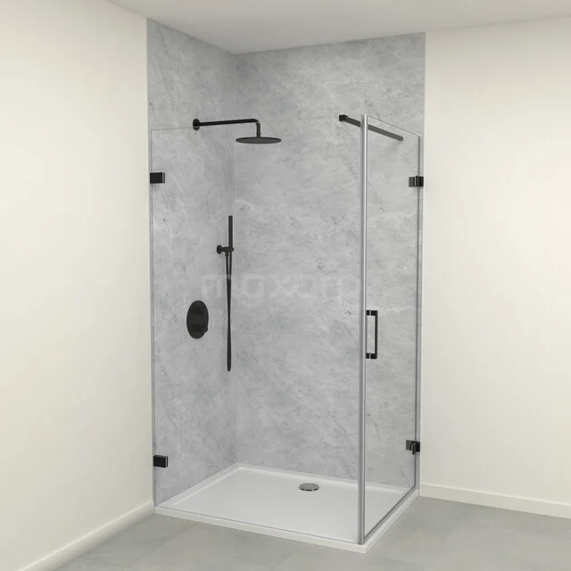 Moderne inloopdouche met glazen wanden en zwart metalen accessoires, ideaal voor een stijlvolle badkamer.