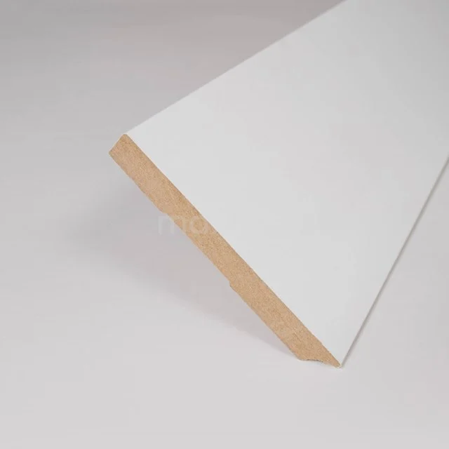 Weiße MDF-Sockelleiste mit schrägem Profil, perfekt als stilvolle Verkleidung für jedes Badezimmer.