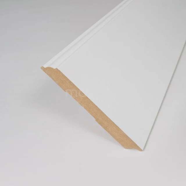 Weiße MDF-Sockelleiste mit modernem abgeschrägtem Rand, ideal für eine stilvolle Badezimmerabdeckung.