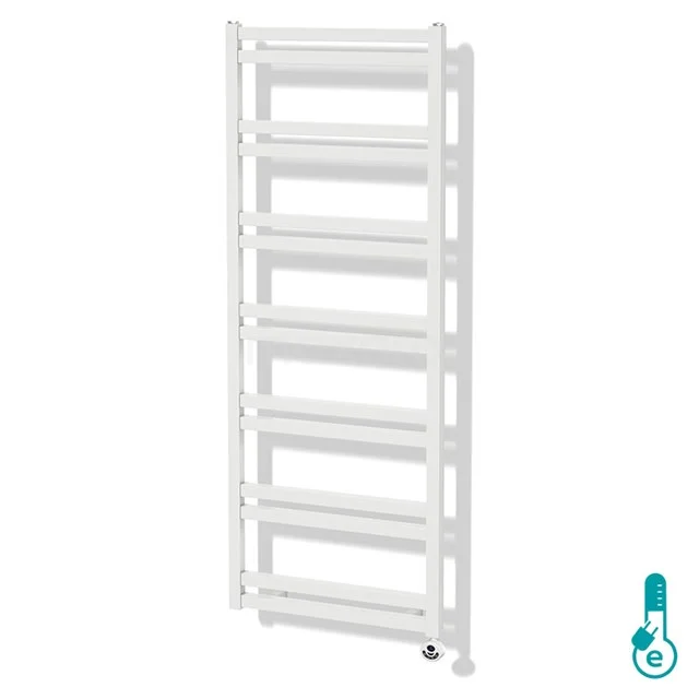 Weißer Handtuchheizkörper mit sieben horizontalen Rohren, ideal für ein modernes Badezimmer; kompaktes Design aus langlebigem Stahl.