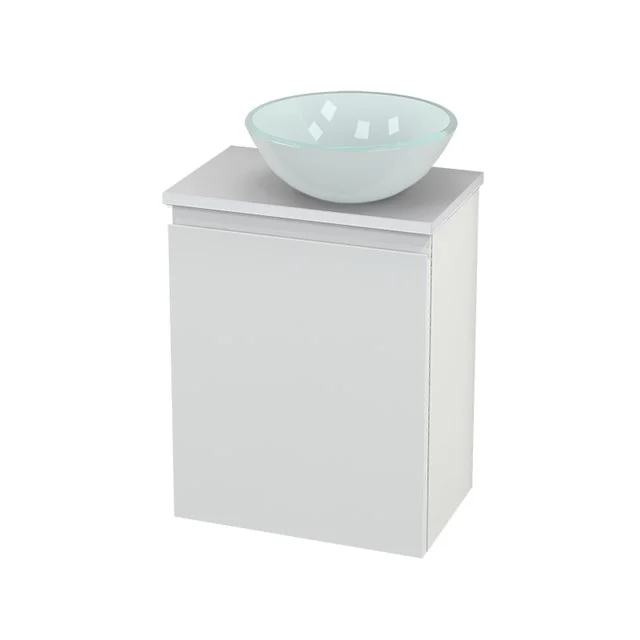 Weiße Badmöbelset mit modernem Waschtischplatte und gläsernem Aufsatzwaschbecken, perfekt für einen klaren und minimalistischen Badezimmerstil.