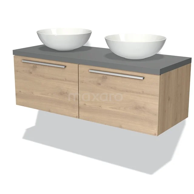Hölzernes Badezimmermöbel mit zwei weißen Aufsatzwaschbecken, grauer Platte und modernen Haltegriffen; ideal für stilvolle Badezimmergestaltung.