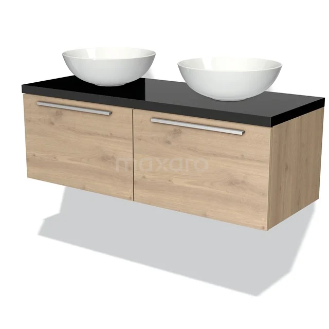 Hölzernes Badezimmermöbel mit schwarzer Platte, zwei weißen Aufsatzwaschbecken und metallischen Haltegriffen; schlichtes und modernes Design.