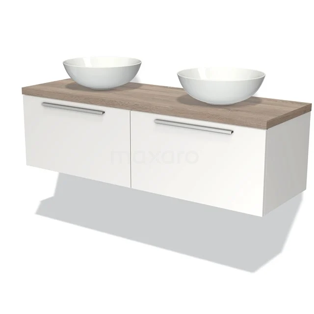 Weiße Badmöbelset mit Holzlook Platte, doppeltem Aufsatzwaschbecken und schlichten Haltegriffen, ideal für moderne Badezimmergestaltungen.