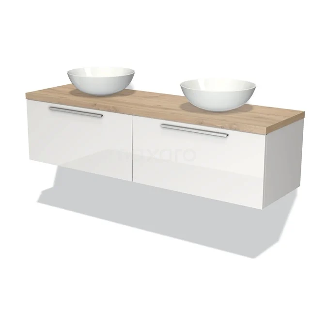 Weißes schwebendes Badezimmermöbel mit Holzplatte, Doppelwaschbecken und modernen Haltegriffen; ideal für ein stilvolles Badezimmer.