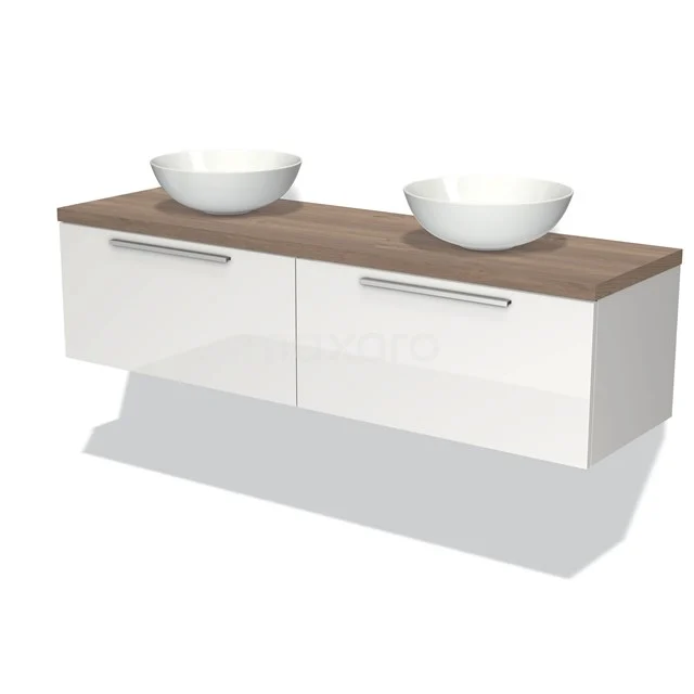 Weißes hängendes Badmöbel mit Holzoptik Platte, Doppelwaschbecken und chromfarbenen Haltegriffen; modernes Design für elegante Bäder.