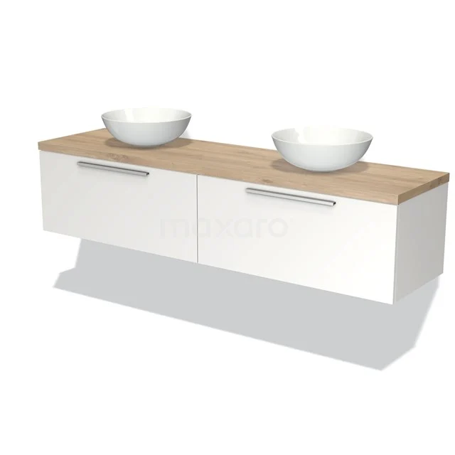 Houten wastafelmeubel met witte kasten, dubbele waskommen en moderne handgrepen, ideaal voor een stijlvolle badkamer.