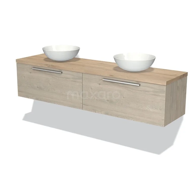Houten badkamermeubel met twee witte waskommen, zwevend design en metalen handgrepen, ideaal voor een moderne badkamer.