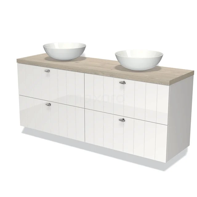 Weiße Badmöbel mit Holzlook Platte, doppelte Aufsatzwaschbecken und vier Schubladen; stilvoll und praktisch für moderne Bäder.