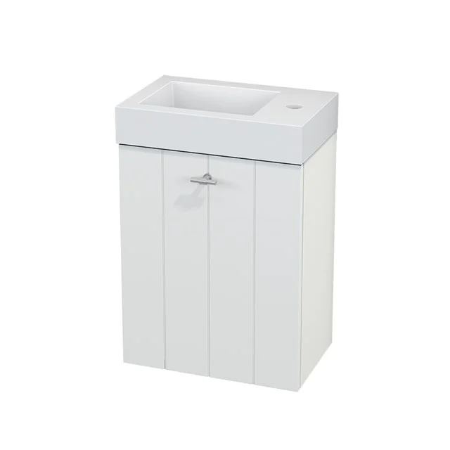 Weißes Holz-Badmöbel mit eingebautem keramischen Waschbecken, vertikalen Paneelen und einem silbernen Haltegriff.