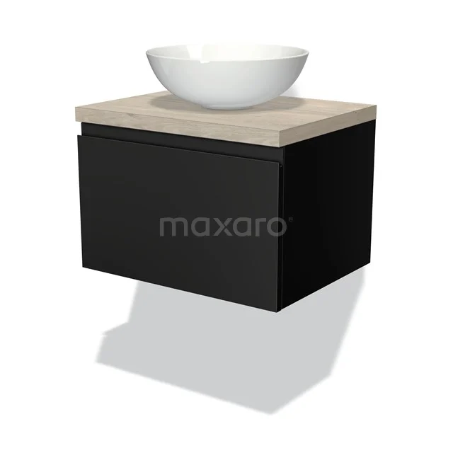 Zwarte hangende wastafelmeubel met keramische waskom, houtlook blad en minimalistisch design; ideaal voor een moderne badkamer.