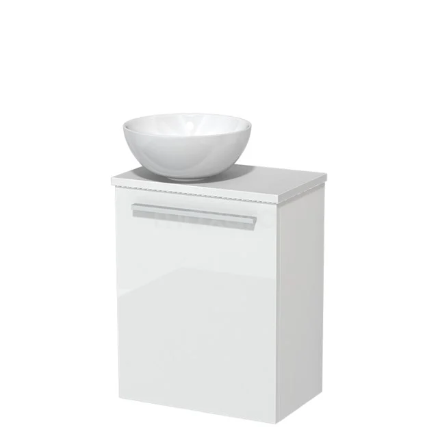 Weißes Badezimmermöbel mit keramischem Waschbecken, moderner Schrank mit glänzender Oberfläche und silberfarbigem Haltegriff.