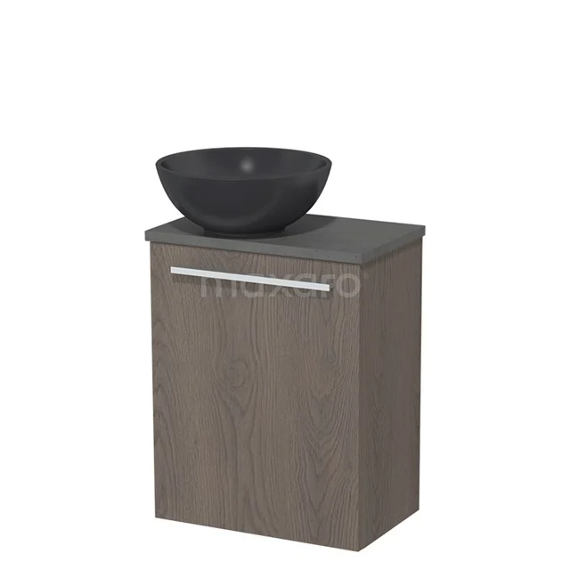 WC-Möbel mit Aufsatzwaschbecken | 41 cm Dunkelbraune Eiche Glatte Front Matt Schwarz Quarz Aufsatzwaschbecken Dunkelgrauer Beton Platte TMK10-06734 Holz Badezimmermöbel mit dunkelgrauem Aufsatzwaschbecken, modernes Design, ausgestattet mit einem metallenen Haltegriff an der Schranktür.