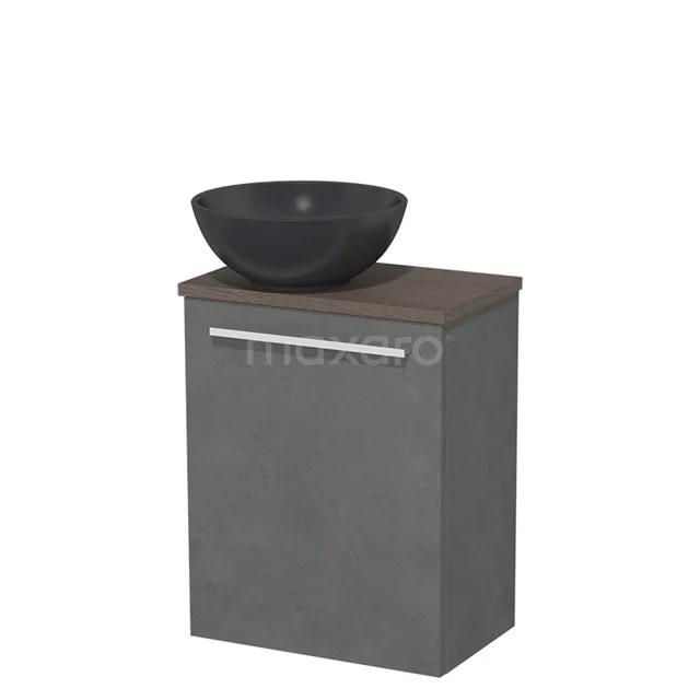 Grijze badkamerkast met houten bovenblad en zwarte waskom, compact design en modern afwerking ideaal voor kleine badkamers.
