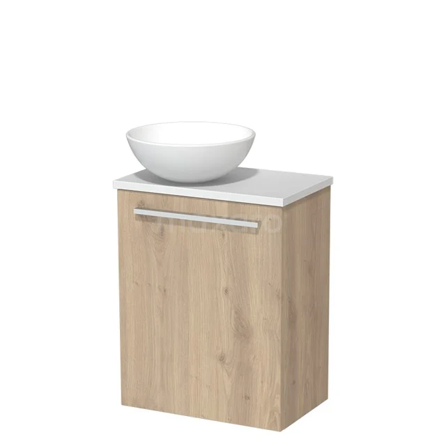 Badmöbel mit hellen Holzschrank, weißem Waschbecken und metallischem Haltegriff; moderne Designlösung für das Badezimmer.