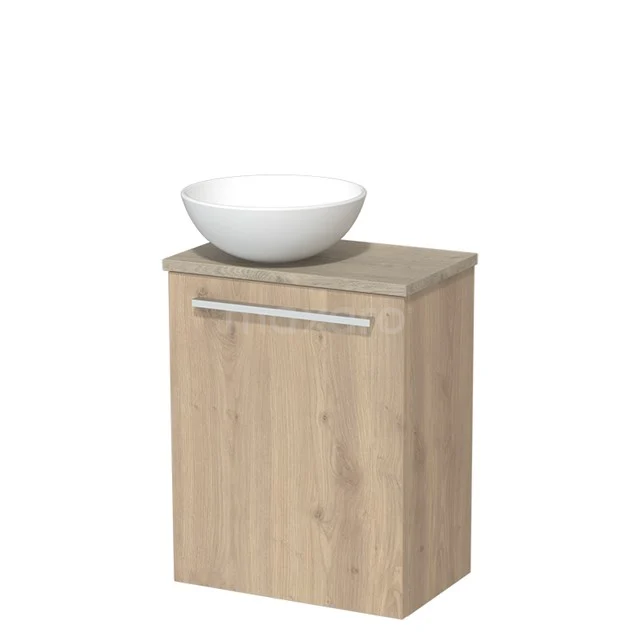 Badschrank aus Eiche mit weißem keramischen Aufsatzwaschbecken, modernes Design und praktischer Stauraum.