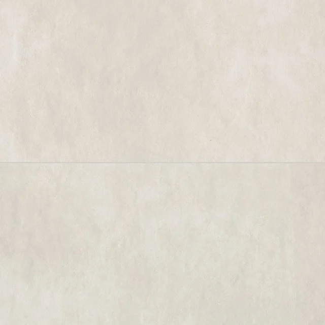 Cremefarbene keramische Bodenfliese mit einem subtilen Betonlook, perfekt für einen modernen Badezimmerstil.