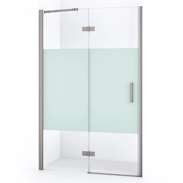 Glasene Duschwand mit mattem Glasstreifen, silberfarbigen Akzenten und Drehtür, ideal für moderne Bäder.