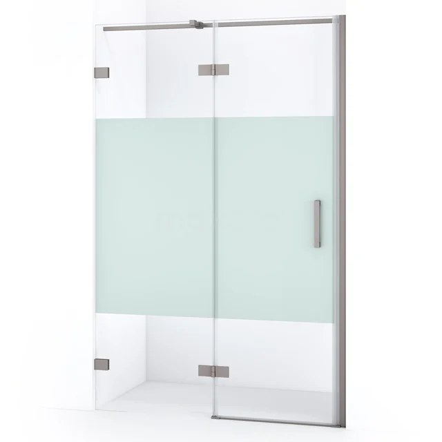 Glasene Duschtür mit mattem Mittelpaneel, chromfarbigem Haltegriff und Scharnieren; stilvolles Badezimmerdesign für eine moderne Dusche.