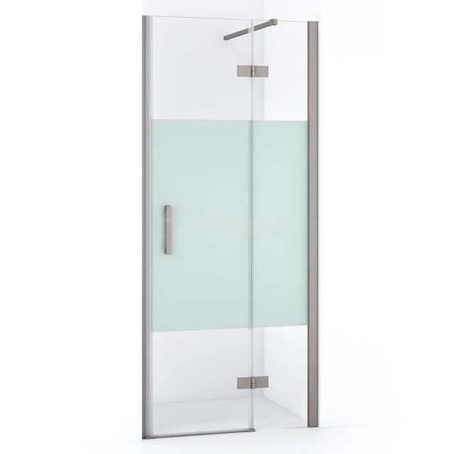 Glasene Eck-Duschkabine mit Mattglasstreifen, silberfarbigen Profilen und Drehtür. Modernes Design für ein stilvolles Badezimmer.