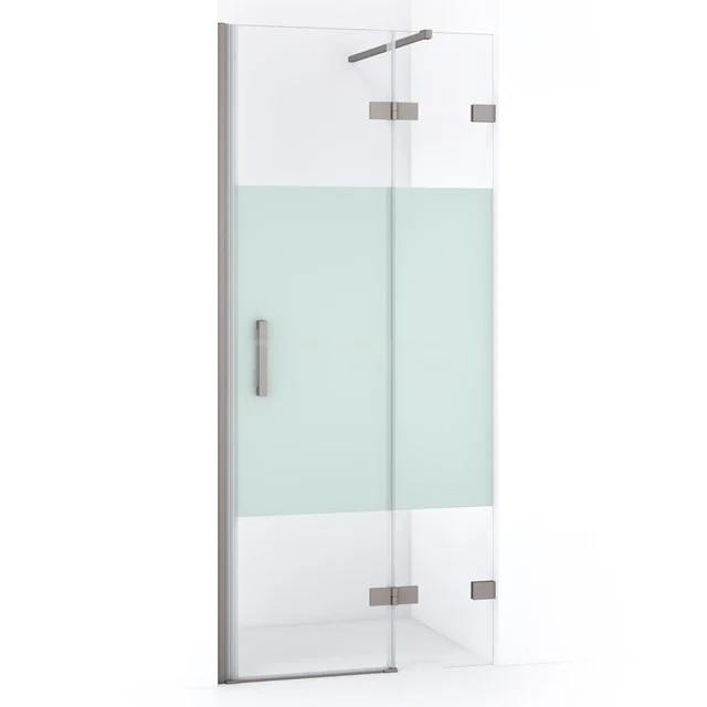 Glasene Duschtür mit matter Streifen, Aluminium Haltegriff und stilvollen Scharnieren; perfekte Aufwertung für moderne Bäder.