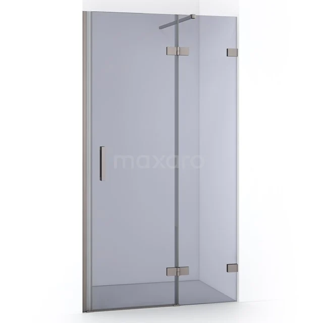 Glasene Duschtür mit matten silbernen Scharnieren und Haltegriff, perfekt für ein modernes Badezimmer.