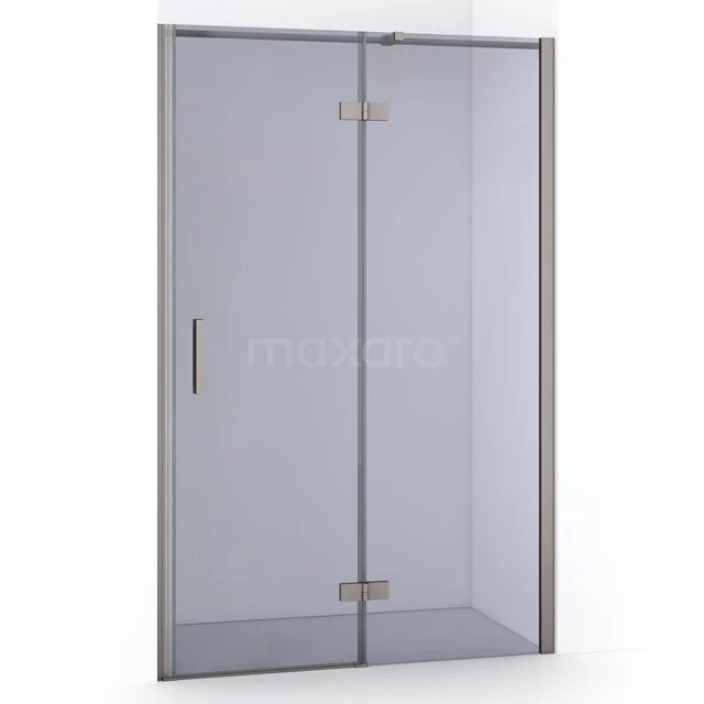 Glasene Duschtür, zweigeteilt mit eingebautem Haltegriff, matt silberner Rahmen; ideal für einen modernen Badezimmerstil.