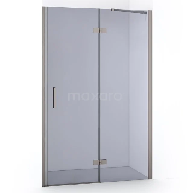 Glasene Duschtür mit silberfarbenem Rahmen und Scharnieren, modernes Aussehen; ideal für luxuriöse Badezimmergestaltung.
