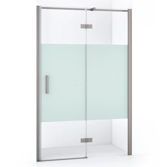 Glasene Duschtür mit matter Streifen, silbernem Rahmen und modernem Haltegriff; ideal für eine stilvolle Badezimmergestaltung.