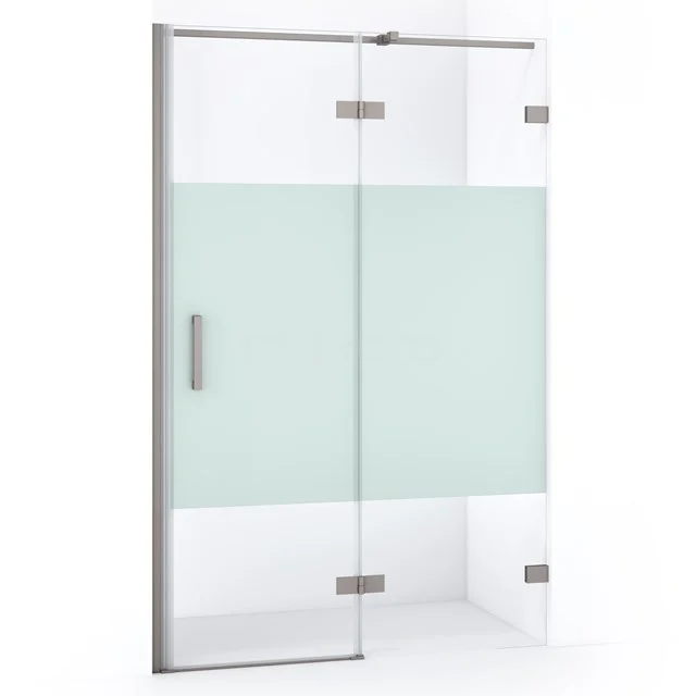 Glasdouchedeur mit matt weißem Streifen, Aluminiumhaltegriff und Scharnieren; modernes Badezimmerdesign.