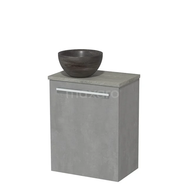 Grijze badkamerkast met wastafelkom, modern vormgegeven in betonlook met zilverkleurige greep.