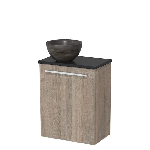 Houten badkamermeubel met zwarte wastafel, modern design, uitgevoerd in eikenfineer met chromen handgreep.